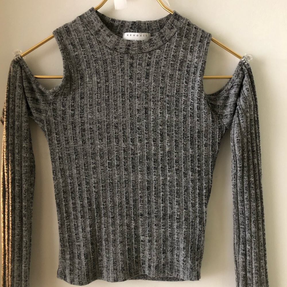 Kendall and Kylie cold shoulder pull over top XS